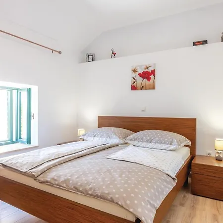 4 Bedroom Cozy In Otok Otok (Split-Dalmatia)
