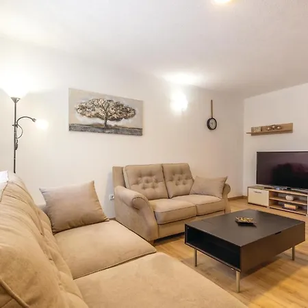 Сasa de vacaciones 4 Bedroom Cozy In Otok