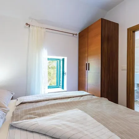 4 Bedroom Cozy In Otok *