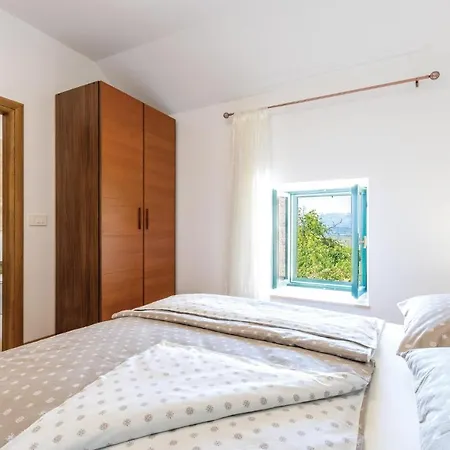 Сasa de vacaciones 4 Bedroom Cozy In Otok Otok (Split-Dalmatia)